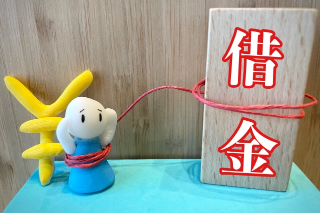 お金を手に頭を抱える。甲賀市で債務整理の無料相談ができます